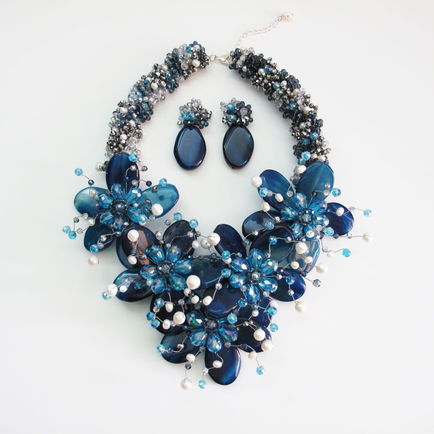 蓝色玛瑙碎花和白色珍珠混合宝石项链和耳环套领风格