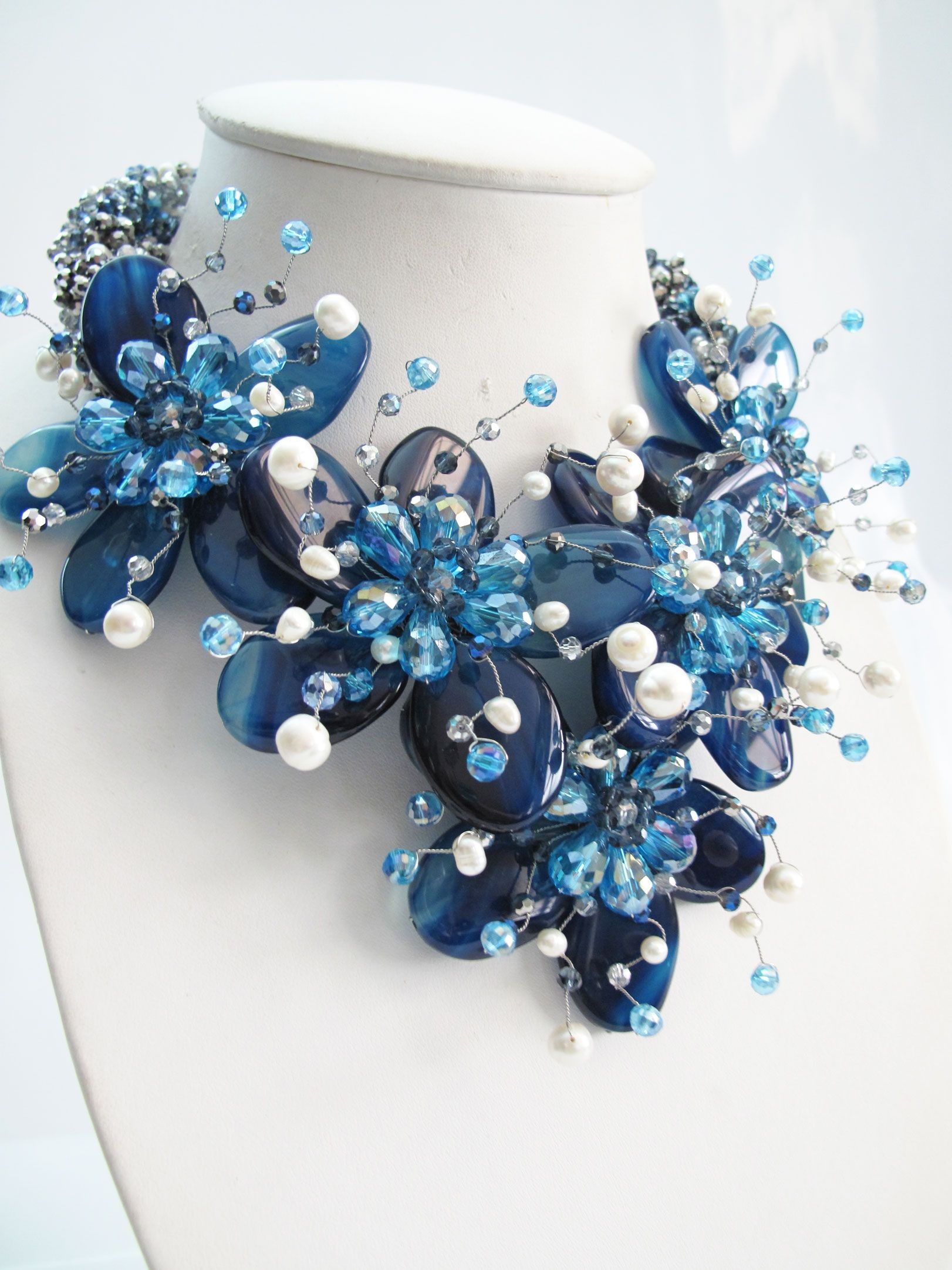 蓝色玛瑙碎花和白色珍珠混合宝石项链和耳环套领风格