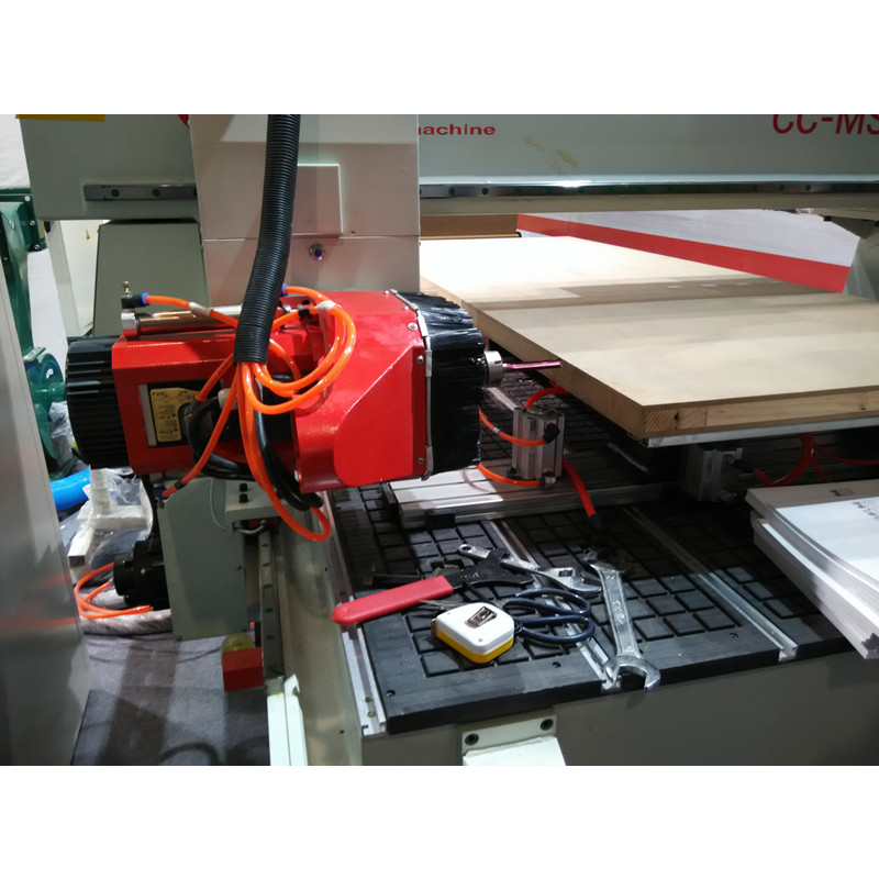 实木/中密度纤维板门切割钻孔和雕刻4轴ATC数控雕刻机