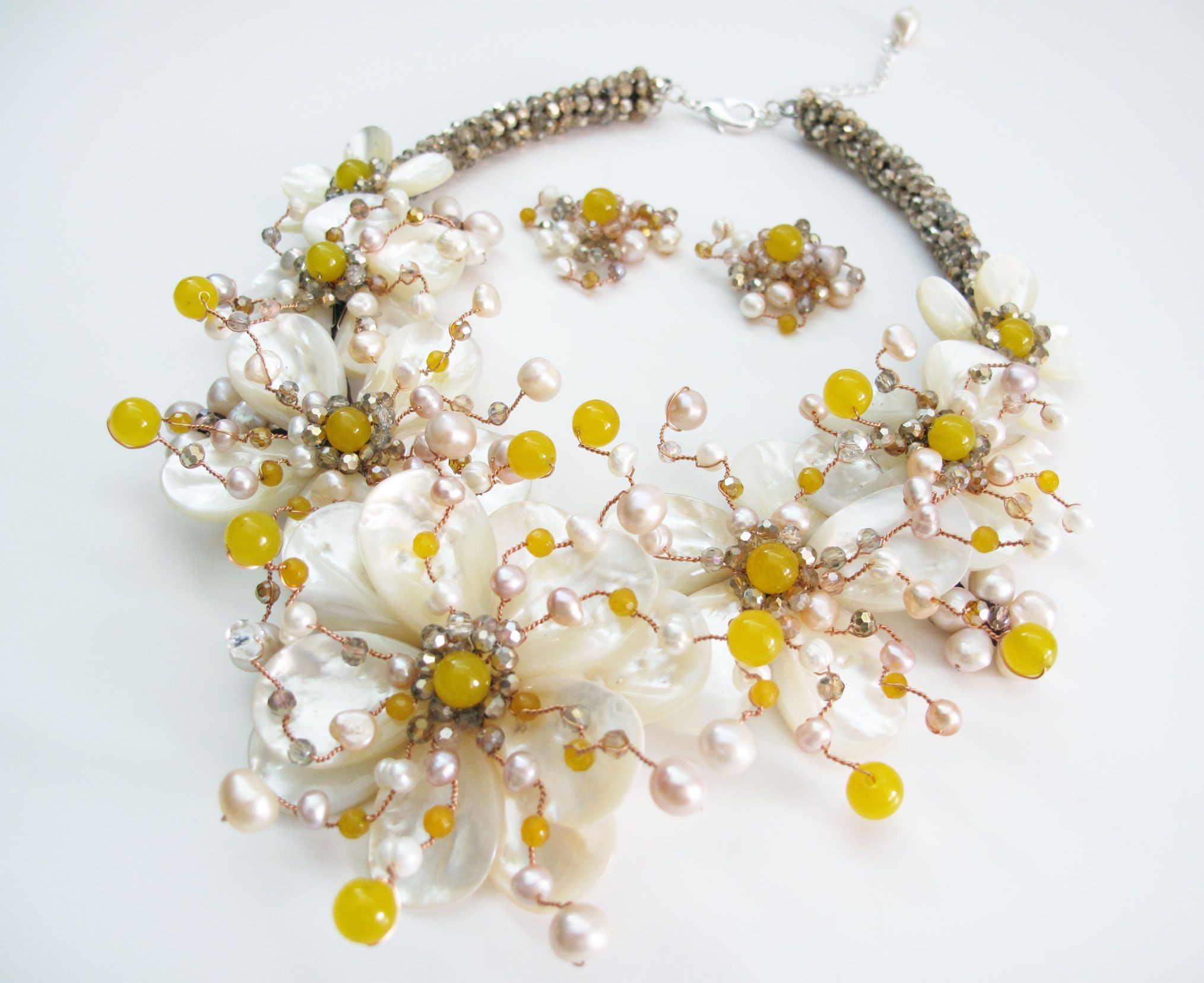 白色贝壳碎花和黄色玛瑙混合石头项链和耳环套领风格