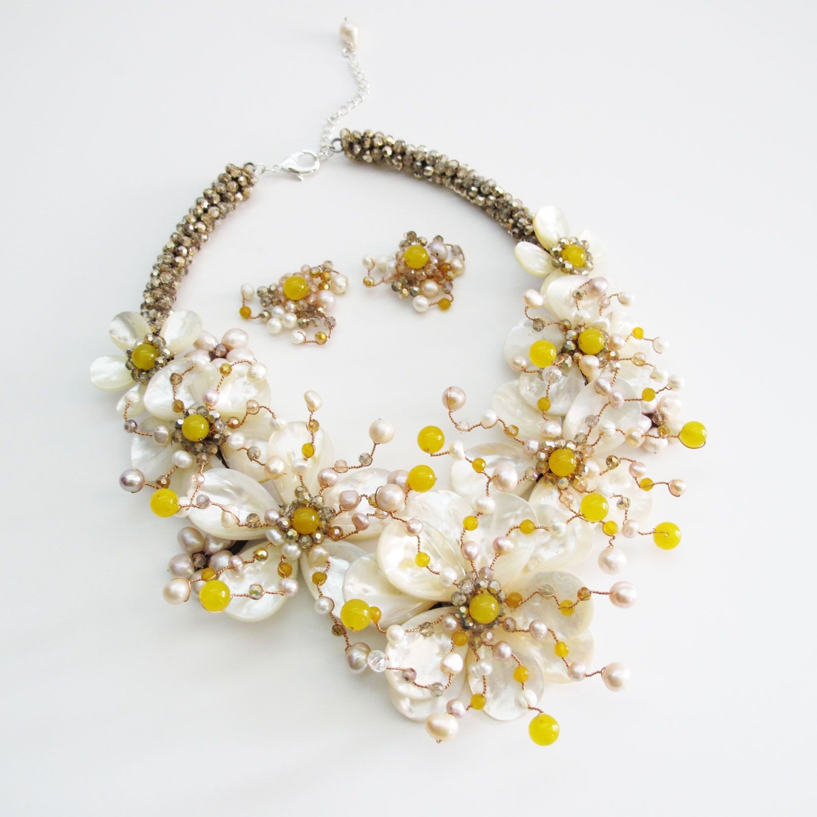 白色贝壳碎花和黄色玛瑙混合石头项链和耳环套领风格