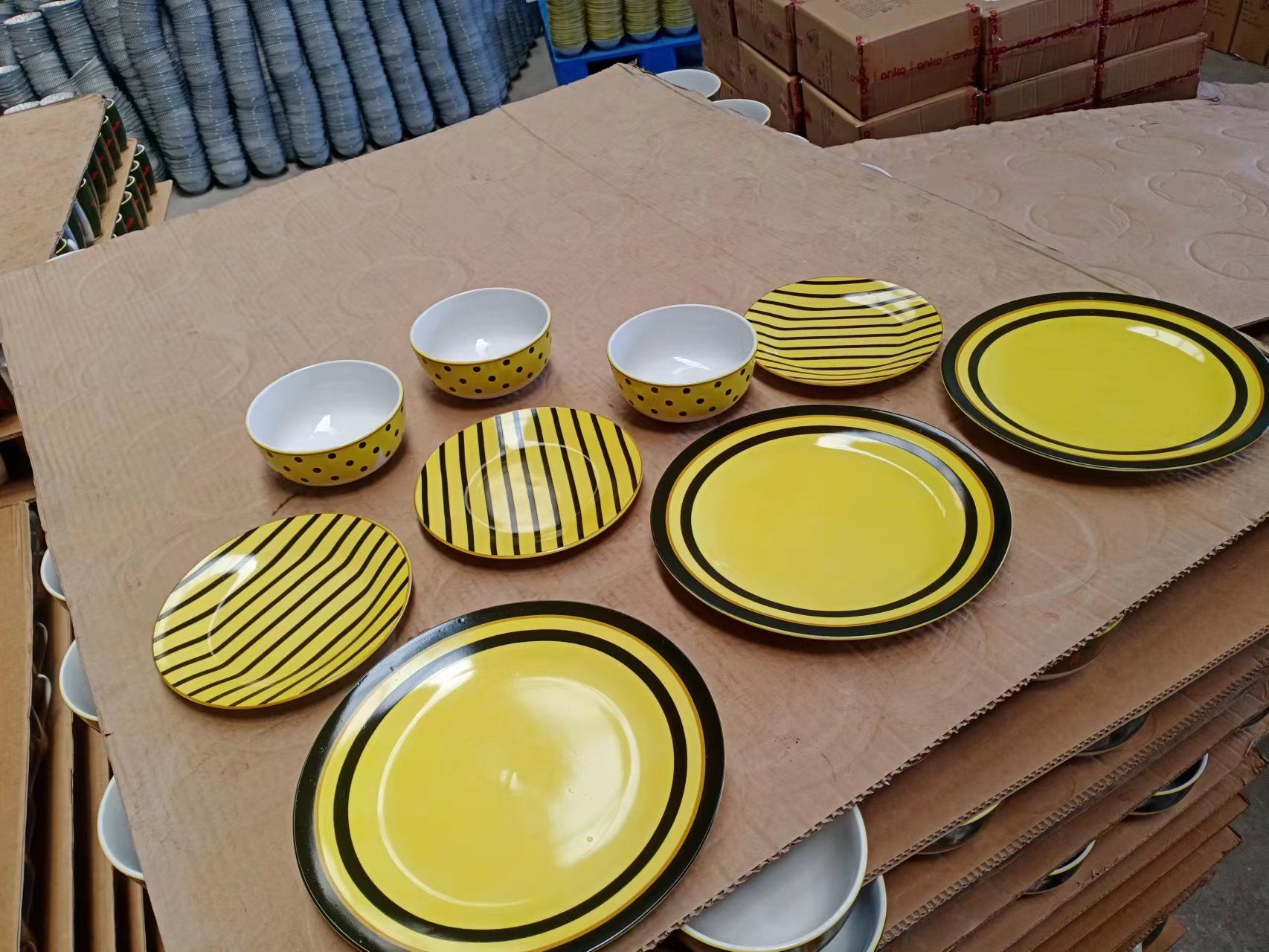 亮黄色家用瓷餐具
