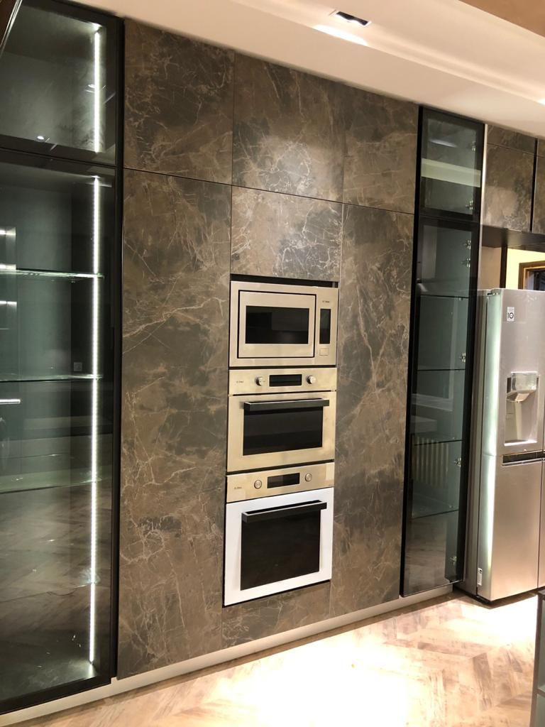 铝制框架的陶瓷和钢化玻璃厨房柜门