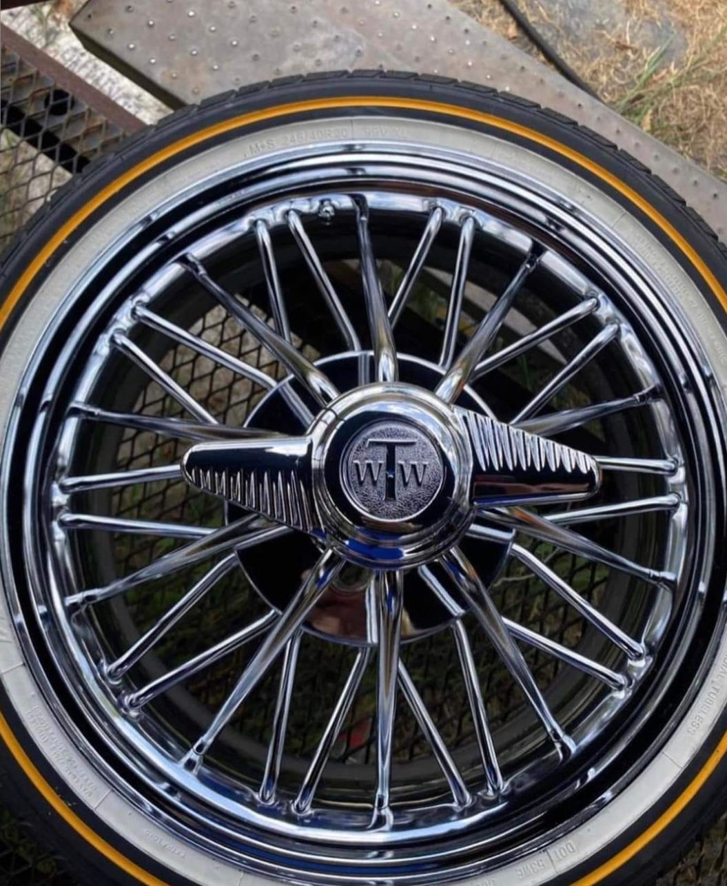 新款15英寸凯迪拉克铬合金100辐钢丝车轮和Vogue白墙轮胎套装4
